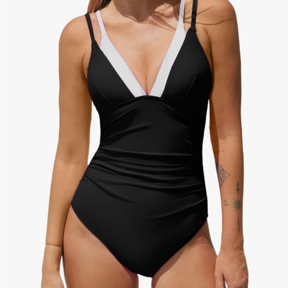 New Cupshe Black and White Women's Swimsuit size large - Picture 1 of 3